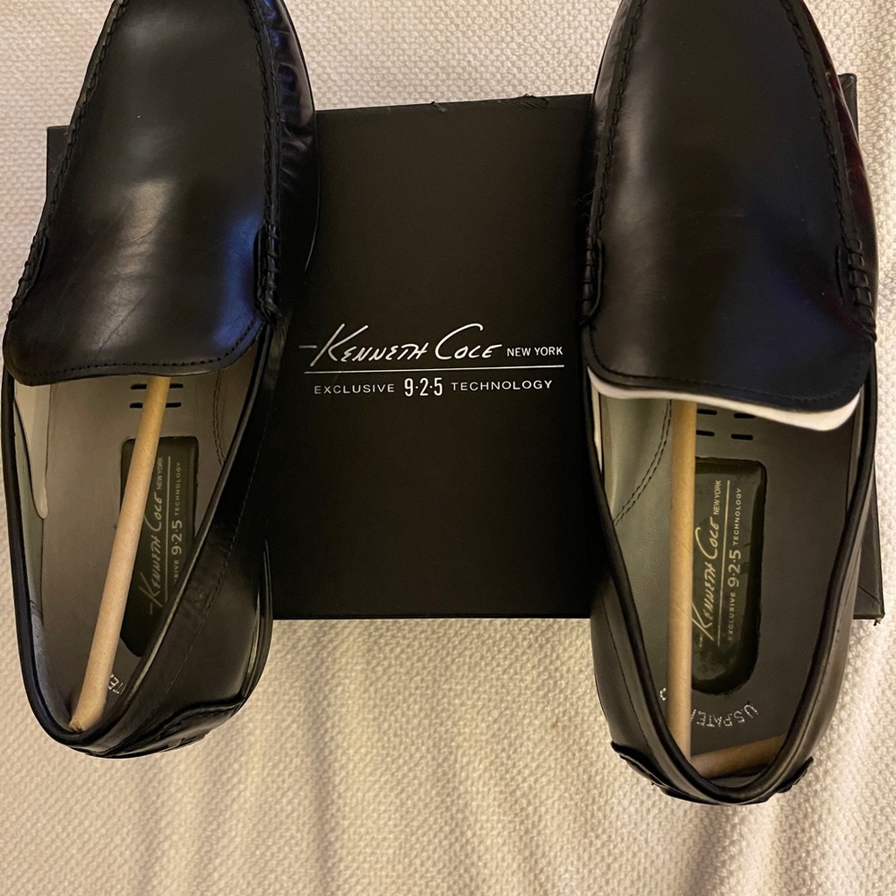 NIB/NWT Kenneth Cole slip on black Leather loafer “Bare it All” Mens size 9.5